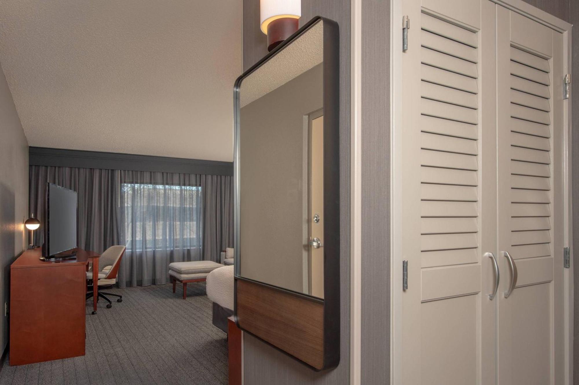 Courtyard By Marriott Frederick Hotel Exterior photo