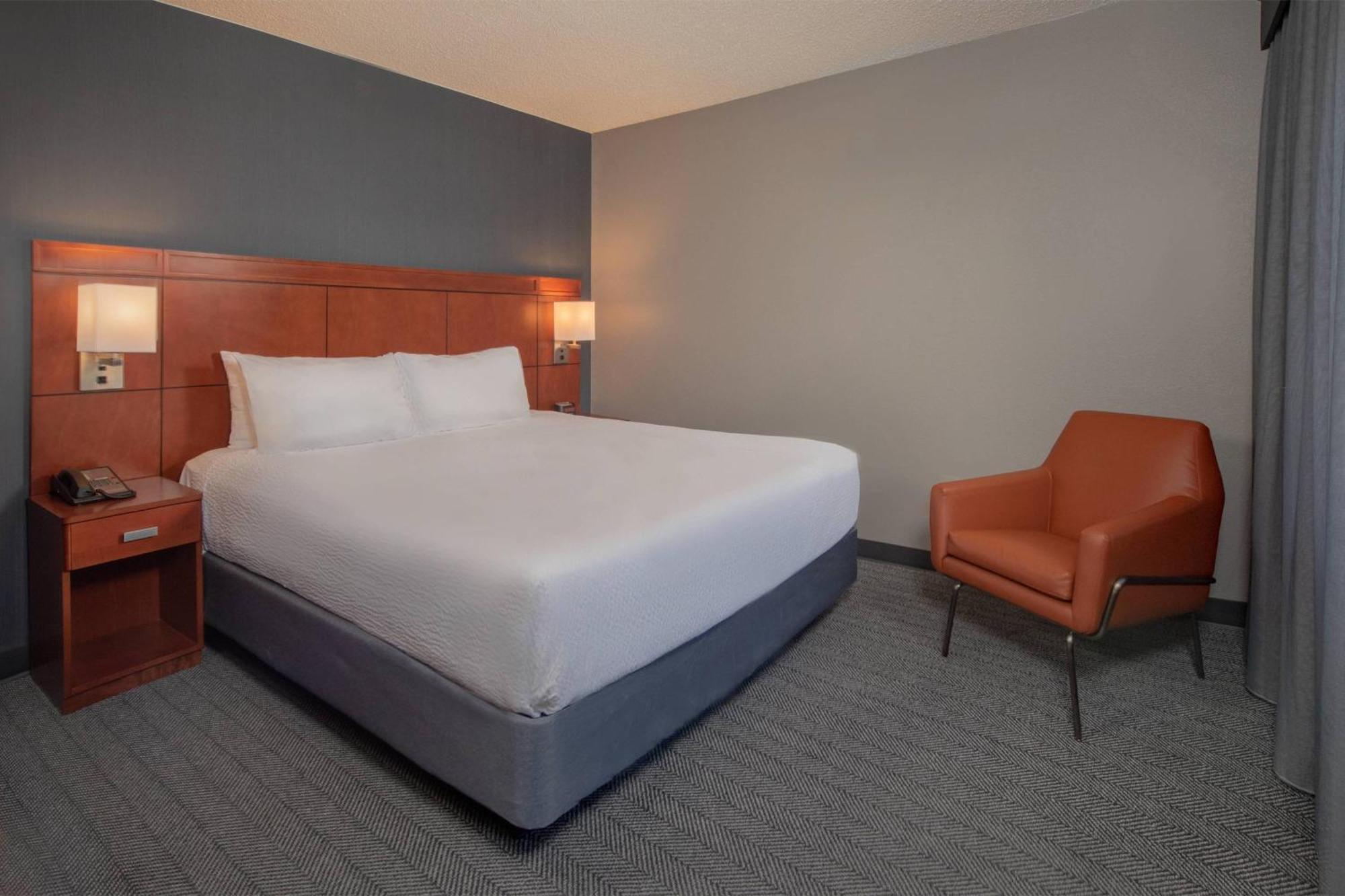 Courtyard By Marriott Frederick Hotel Exterior photo